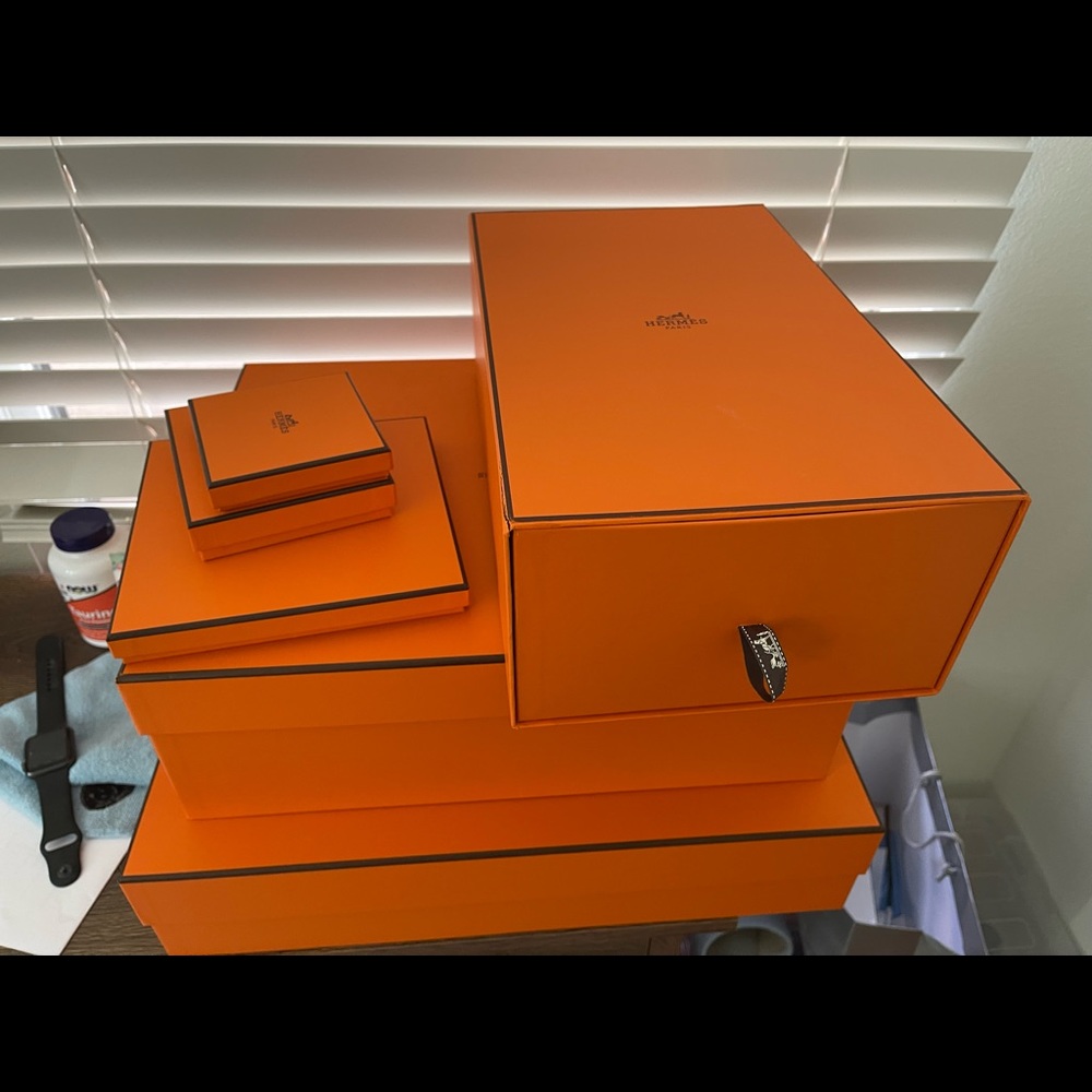 Hermes empty box huddle